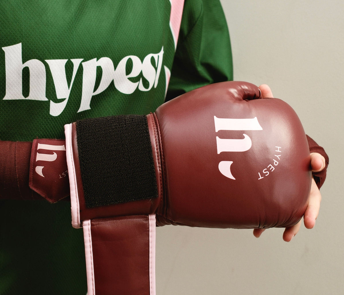Hypest burgundy bokshandschoen met groen Hypest shirt