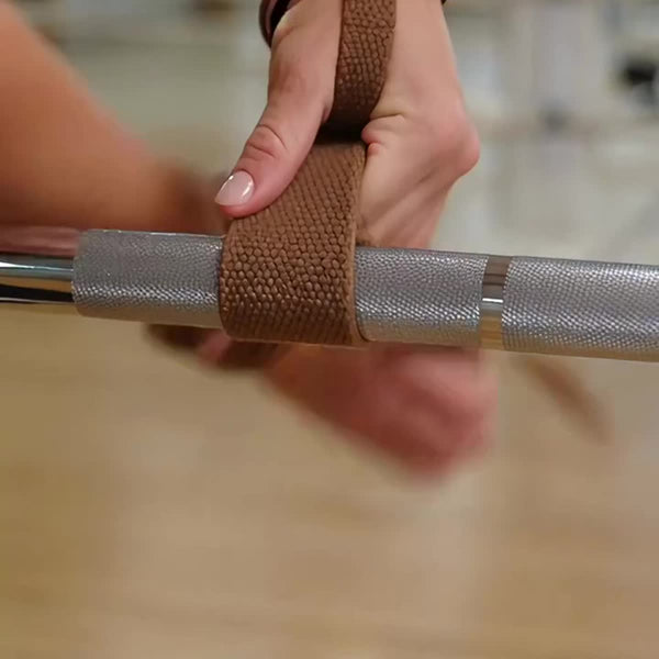 Hypest lifting straps gewikkeld om pols en stang