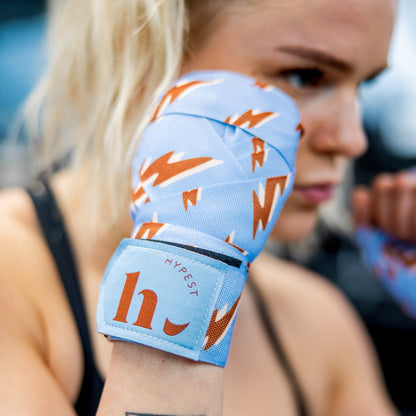 Model draagt boksbandage met print voor de perfecte bescherming